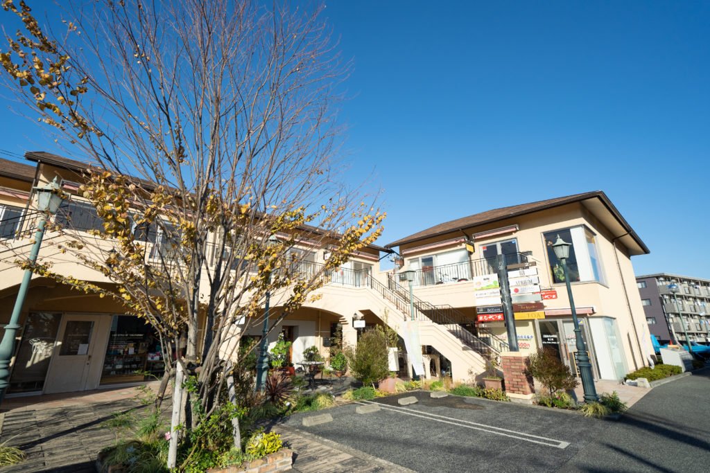 富士市平垣にあるTHE庭や工房富士店店舗。アロマガーデン内にお打ち合わせスペースがあります。