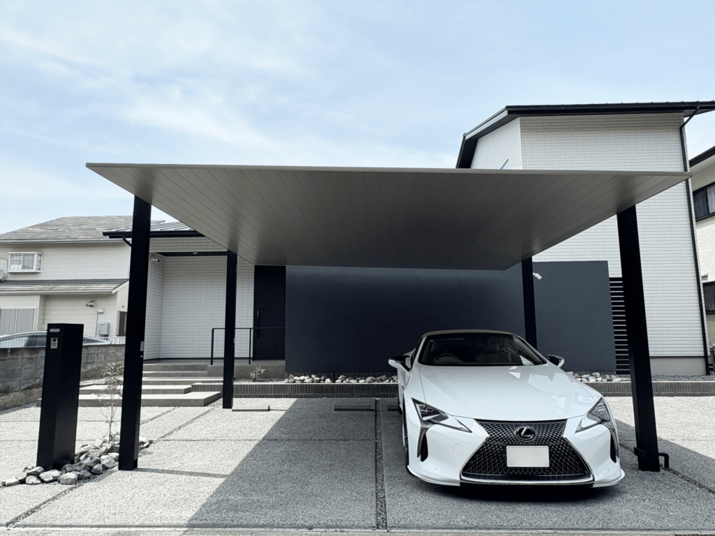 LIXILカーポートSC2台用を採用したスタイリッシュな駐車スペース。