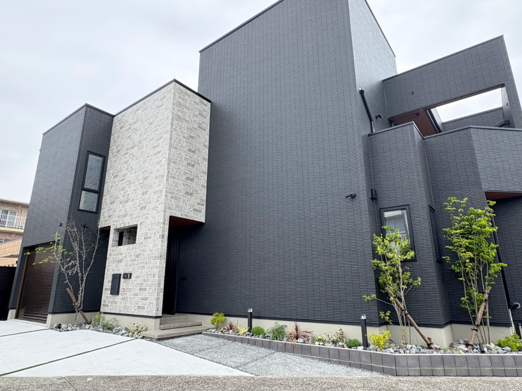 静岡市の新築外構｜洗い出しアプローチの脇に自然石・植栽・ガーデンライトを配置した玄関まわり