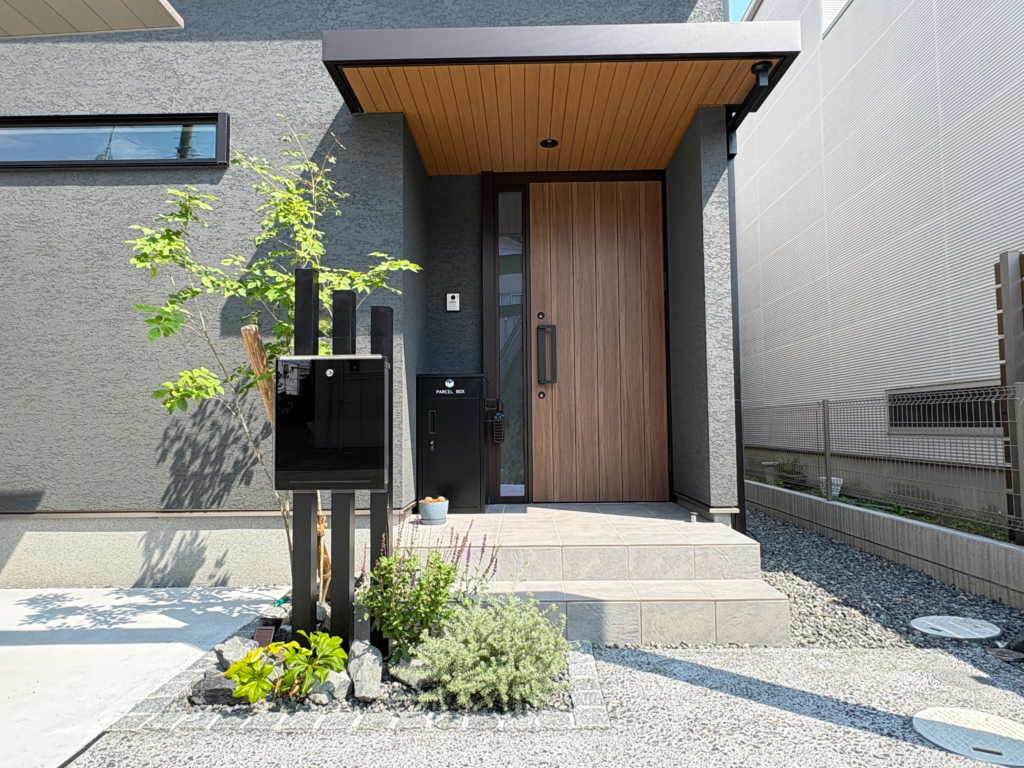 静岡市の新築外構｜モダンな建物に植栽とロックガーデンを合わせた玄関アプローチ