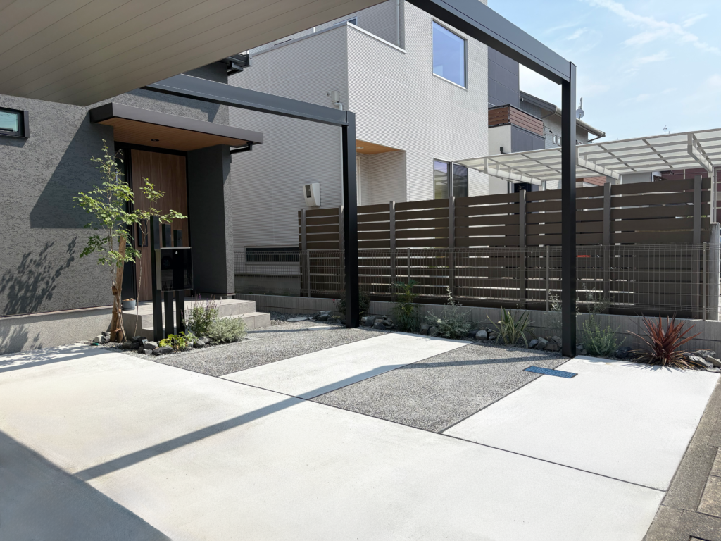 静岡市の新築外構｜刷毛引きコンクリートと洗い出しを組み合わせた駐車場デザイン