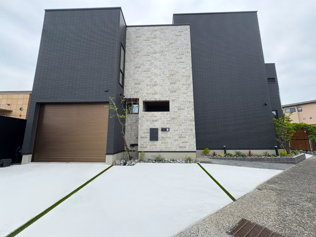 静岡市の新築外構｜モダンな住宅と駐車スペースを彩るシンボルツリーと植栽
