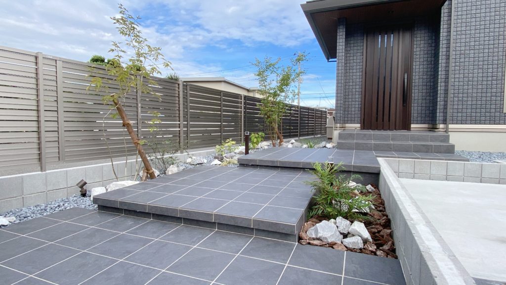 建物・門柱・植栽・照明をトータルで設計したTHE庭や工房の玄関アプローチ