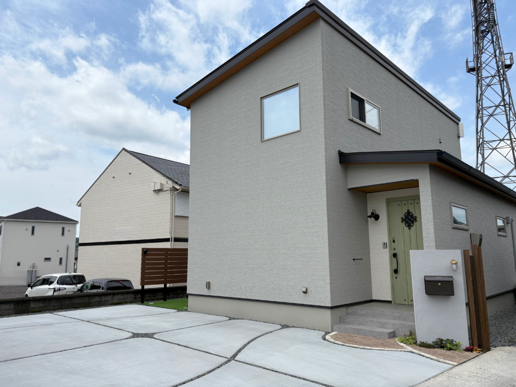 静岡県富士市で施工した新築外構の全景。門柱とアプローチ、玄関まわりを含む外観