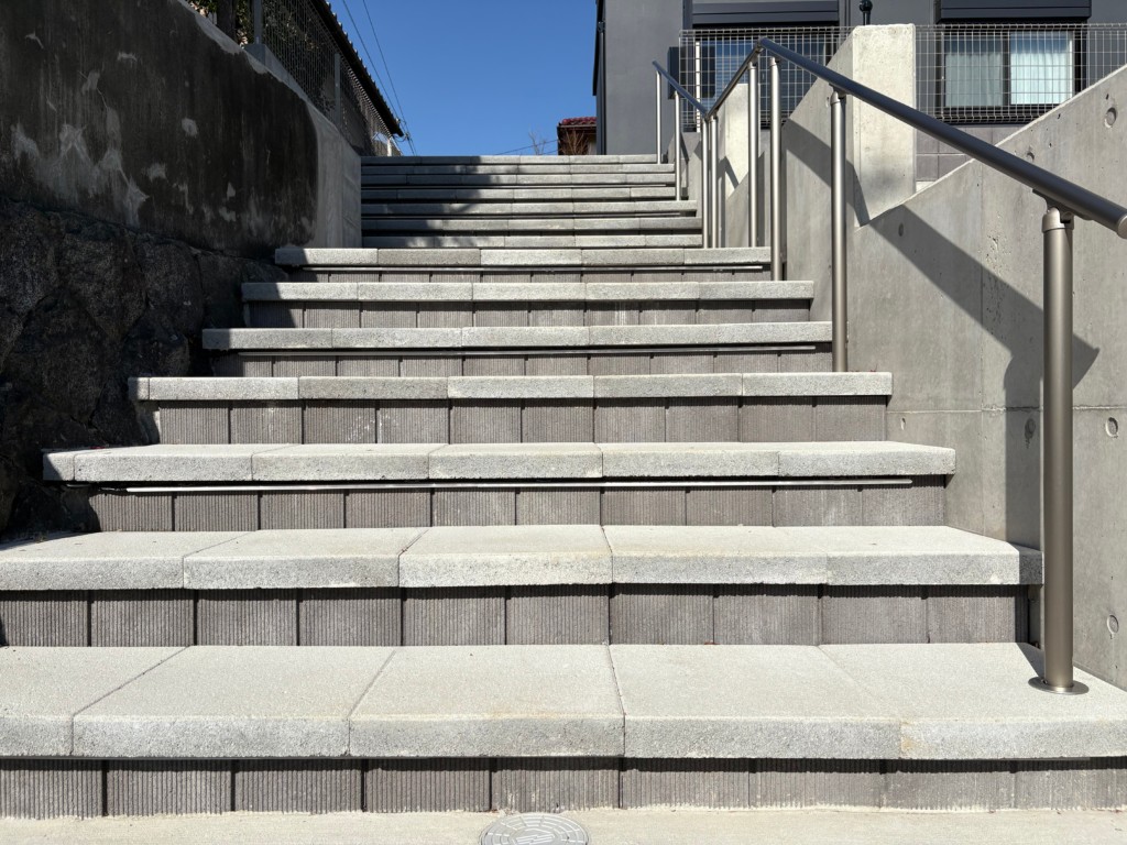 歩きやすいステップの幅と高さを考えて設計した三島市の玄関アプローチ